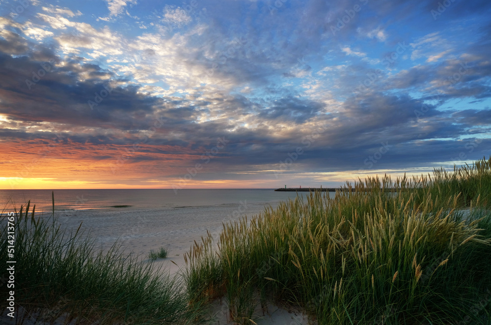Krajobraz wybrzeża Morza Bałtyckiego, wydmy , plaża, zachód słońca, Kołobrzeg, Polska