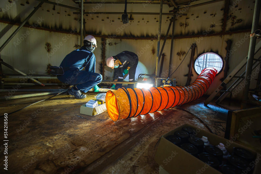 Male worker inspection vacuum test bottom plate tank with the area