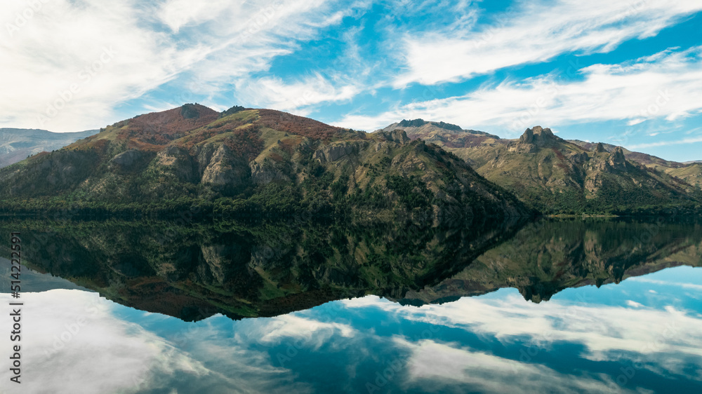 Montaña reflejada en el lago patagonia Argentina - obrazy, fototapety, plakaty 