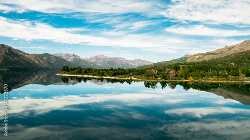 Montaña reflejada en el lago patagonia Argentina