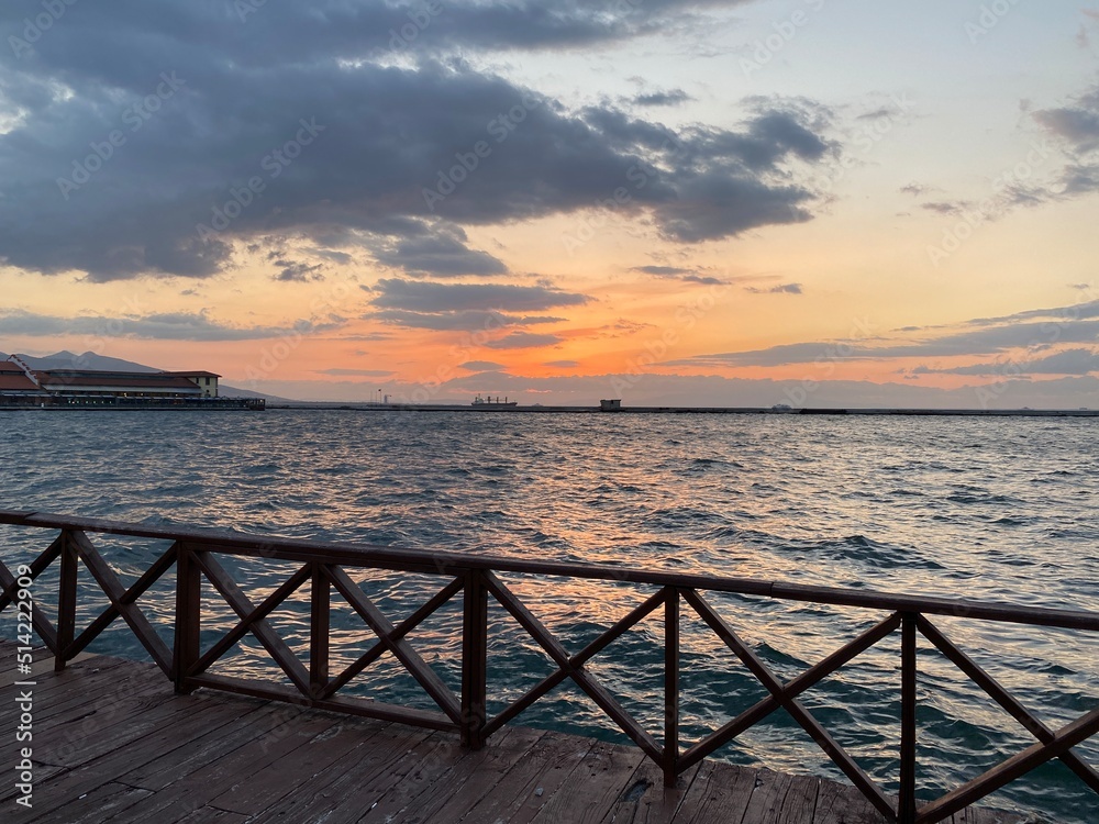 Obraz premium sunset on the embankment in Izmir, incredibly beautiful sky