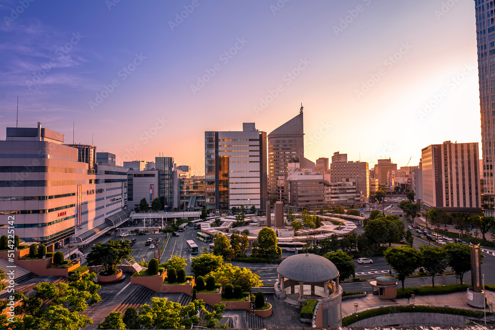 Obraz premium 静岡県浜松市のJR浜松駅北口のよく晴れた夕方の市街地風景