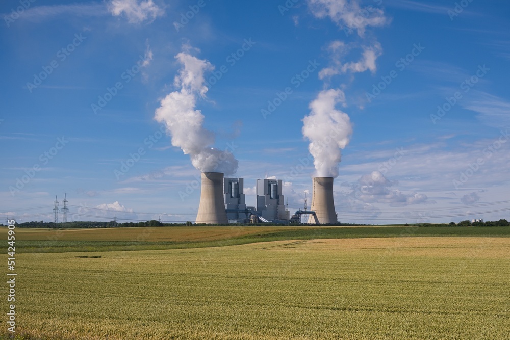 Ein Braunkohlekraftwerk bei blauem Himmel Ein Braunkohlekraftwerk bei blauem Himmel