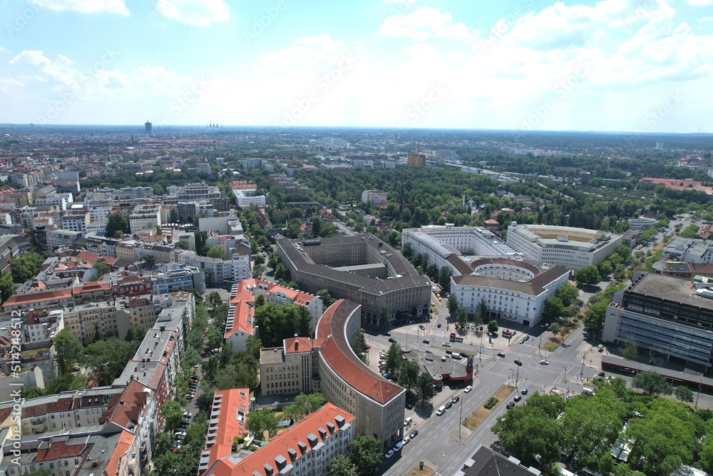 Obraz premium Berlin, Hohenzollerndamm mit Ferbelliner Platz 2022