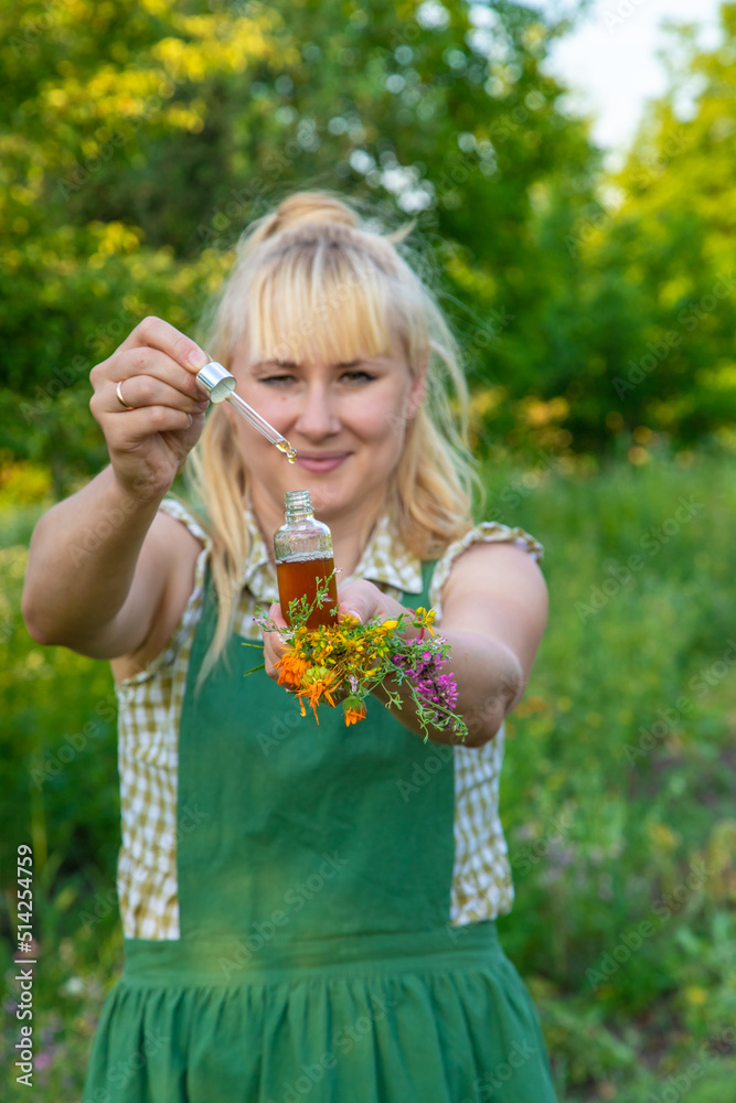 Obraz premium A woman makes herbal tincture. Selective focus.