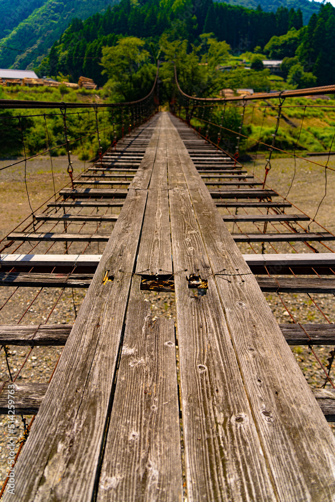 Fototapeta premium 危険な吊り橋 奈良県十津川村