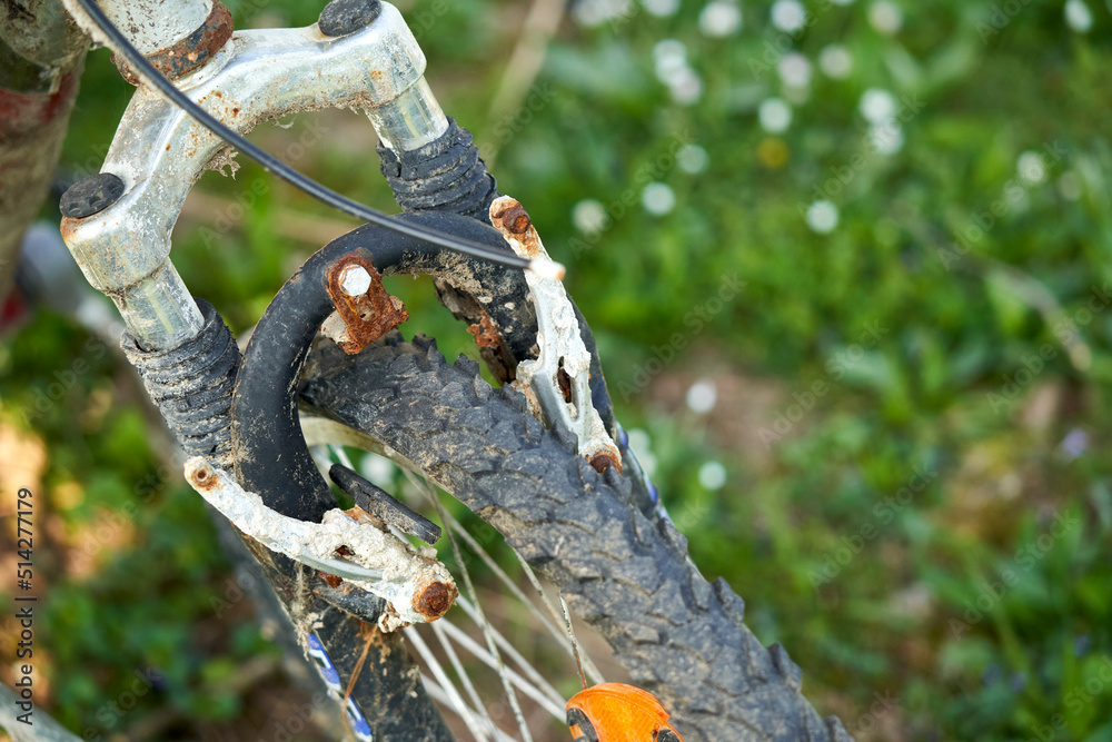 Close up of an old rusty bicycle. Brakes and tires are defective. MTB Two-wheeler is a sea find (Seefunde). Close up of an old rusty bicycle. Brakes and tires are defective. MTB Two-wheeler is a sea find (Seefunde).