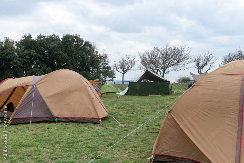キャンプ場　テント 