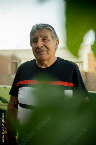 Konstfotografi Retrato de señor adulto maduro serio mirando a camara entre  plantas