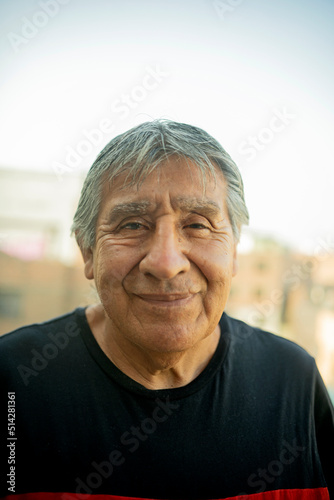 Retrato de hombre adulto mestizo con arrugas y canas latino a detalle  photo