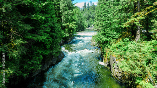 Foto Turbulent Capilano river just downstream from Cleveland Dam and waterfall at Capilano fish hatchery
