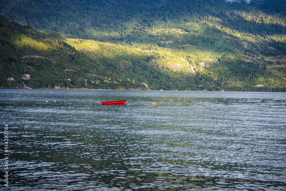 Obraz premium boat on the coast of cochamo city located in the south of chile