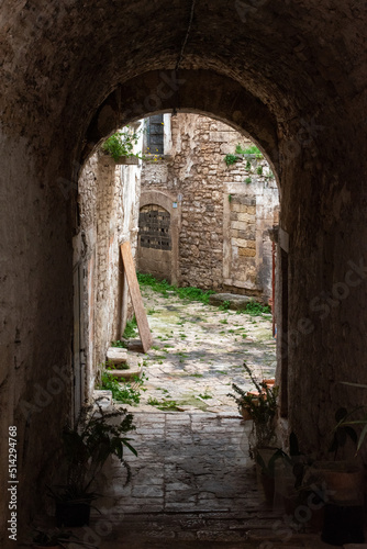 Fototapeta Naklejka Na Ścianę i Meble -  Old alleyway somewhere in the city center of Trani