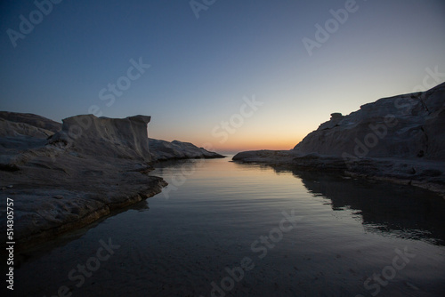 grèce milos sarakinikos couche de soleil levee de soleil