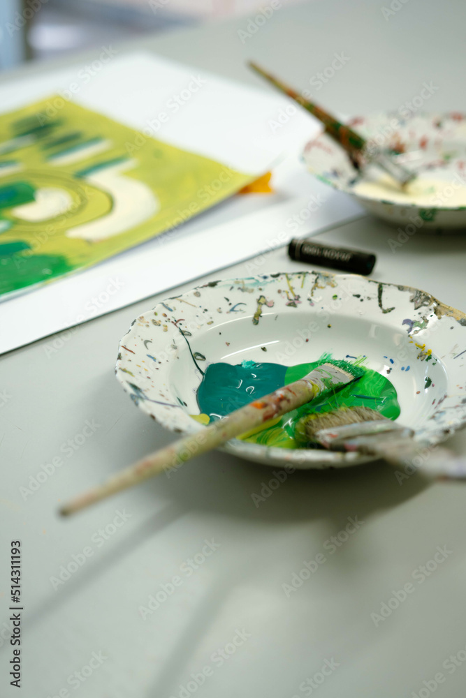Pinsel in Farbe beim Malen Pinsel in Farbe beim Malen