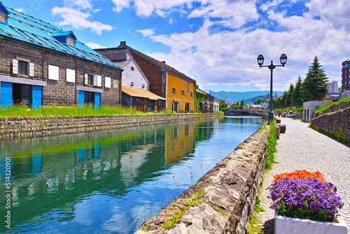 Wallpaper Mural 新緑の北海道小樽市、中央橋方面から見る南側の小樽運河の倉庫群
 Torontodigital.ca