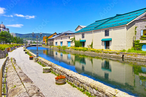 新緑の北海道小樽市、浅草橋街園方面から見る快晴の小樽運河の倉庫群
