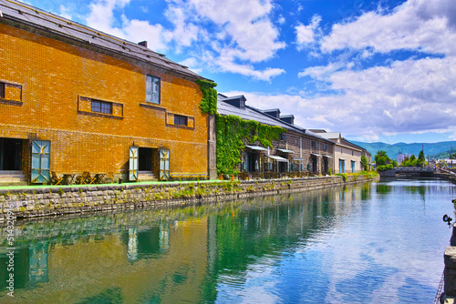 新緑の北海道小樽市、中央橋方面から見る南側の小樽運河の倉庫群 