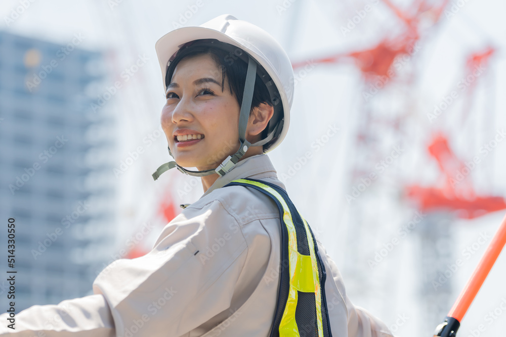 誘導棒を持ち仕事をする日本人女性 誘導棒を持ち仕事をする日本人女性