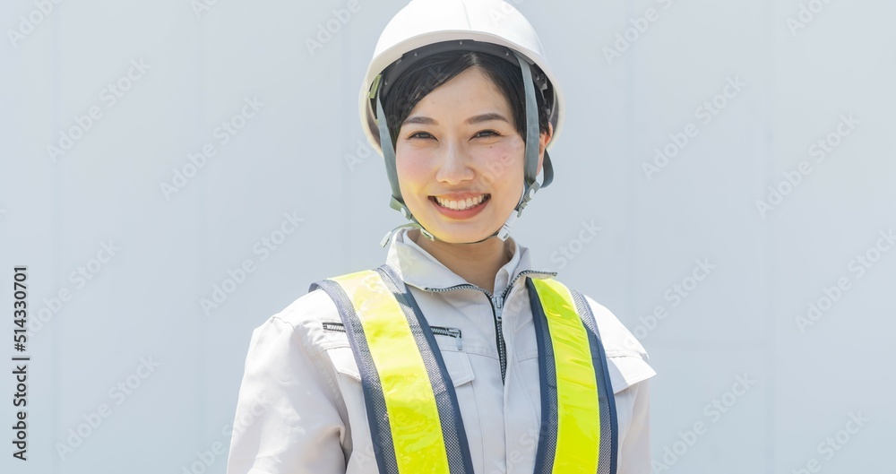 Fototapeta premium ヘルメットを被った日本人の警備員女性
