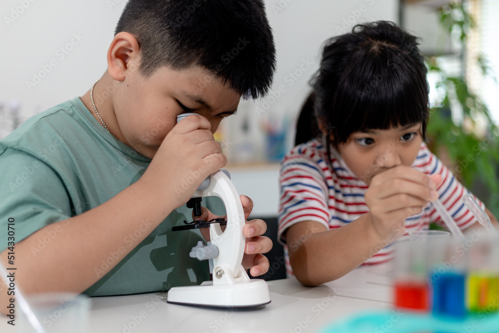 Asian Children enthusiastically watch chemistry experiments. Asian Children enthusiastically watch chemistry experiments.