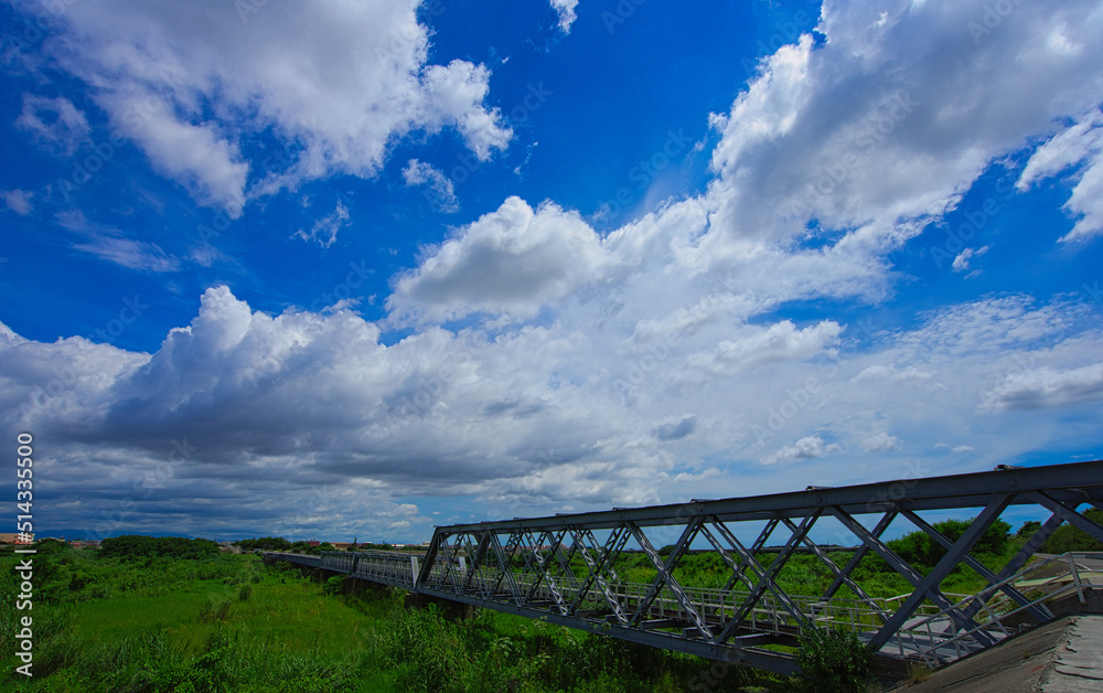 Huwei Steel Bridge was financed by Dai-Nippon Sugar Co., , designed by the British. It is one of only a few bridges used by sugar factory trains in Taiwan. Huwei Steel Bridge was financed by Dai-Nippon Sugar Co., , designed by the British. It is one of only a few bridges used by sugar factory trains in Taiwan.