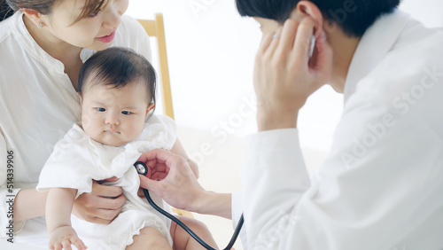 赤ちゃんを診察する医師 小児科医 乳幼児検診