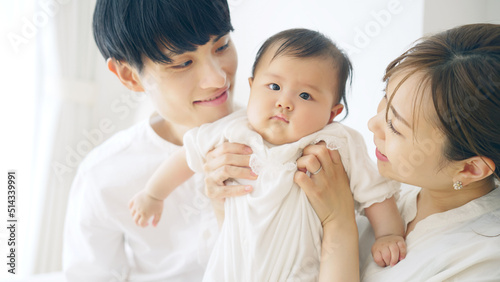 赤ちゃんを抱っこするカップル 子育てイメージ