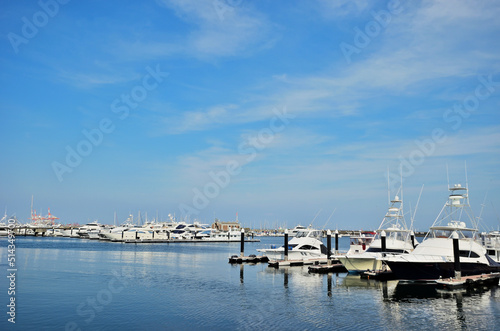 マリーナに停泊するクルーズ船と青空 © onosan