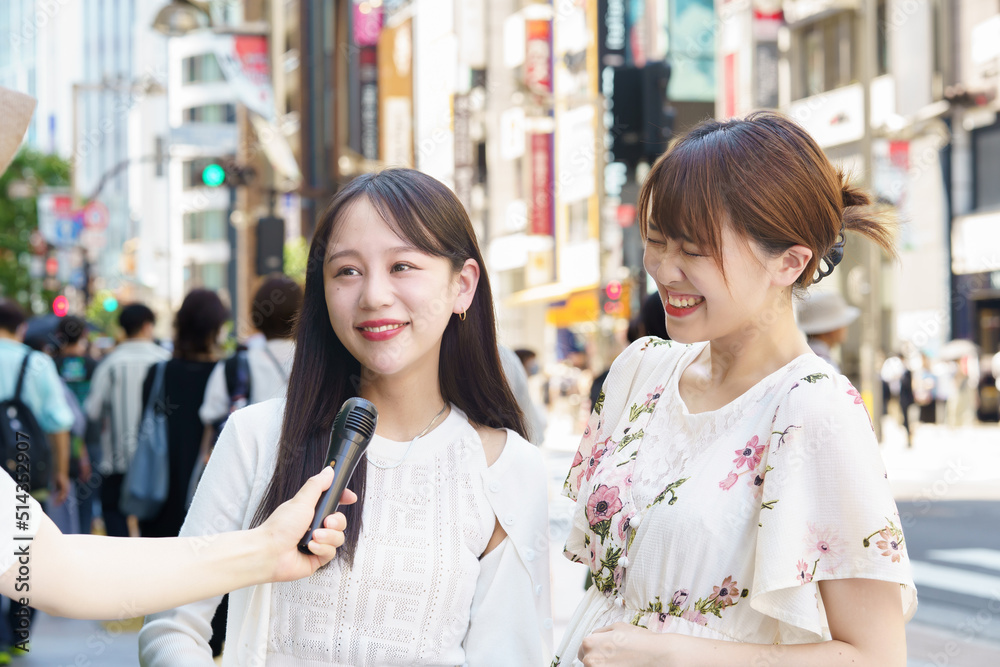 街頭インタビューを受ける女性 街頭インタビューを受ける女性