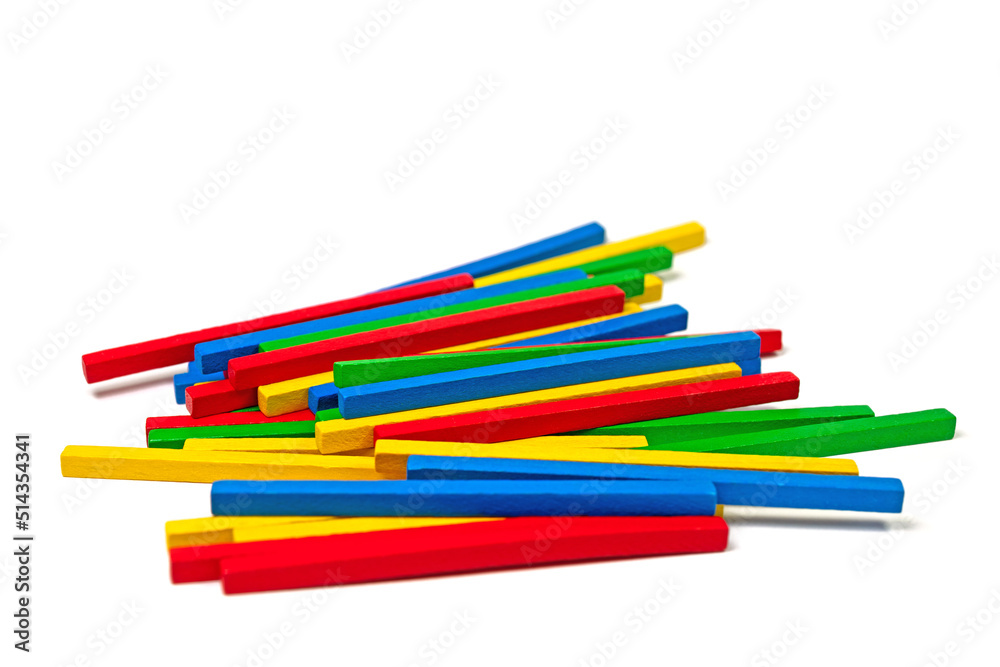 Viele bunte Holzstäbchen in Nahaufnahme