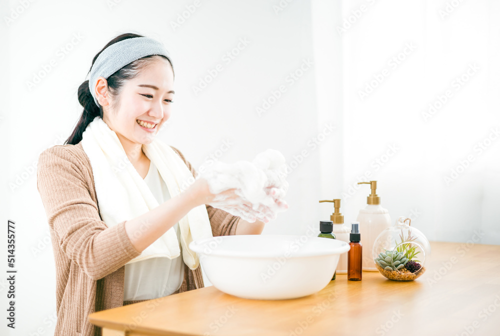 泡洗顔する女性(泡立てる)
泡洗顔する女性(泡立てる)