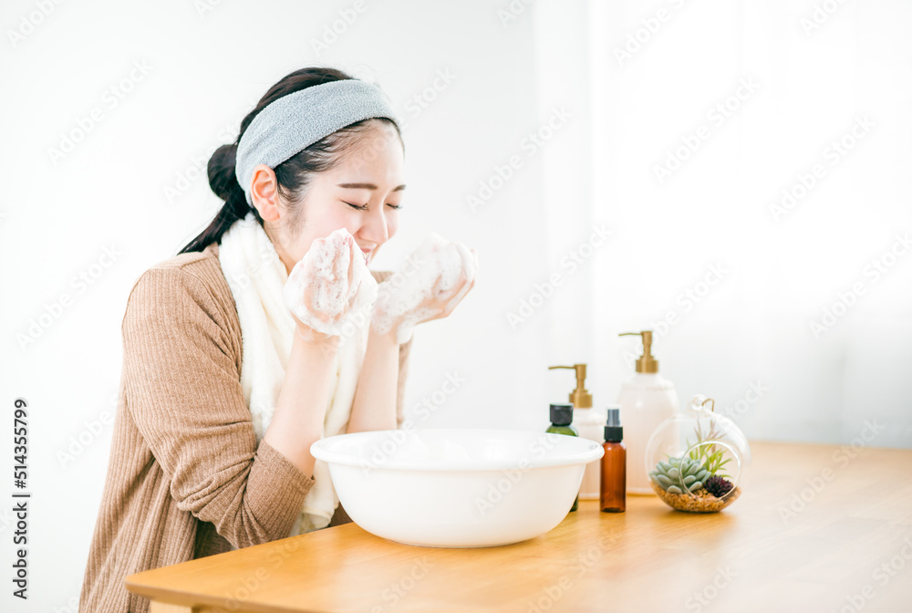 泡洗顔する女性
泡洗顔する女性