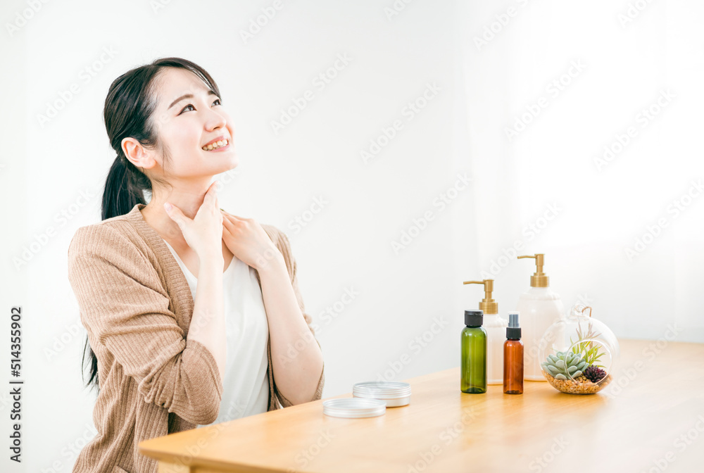 保湿クリームを使う女性(首)
保湿クリームを使う女性(首)