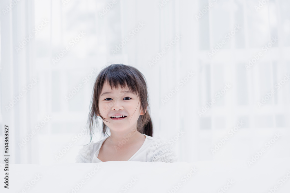 おうちで遊ぶ小さな女の子 おうちで遊ぶ小さな女の子