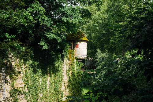 une échauguette sur le rempart de la ville de Beaune. Une petite tour défensive sur un rempart. Une tour d'observation sur un vieux rempart médiéval.  © david
