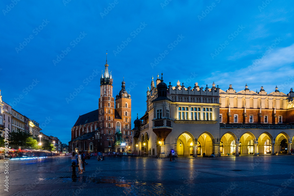 lonja de los Paños o Sukiennice edificio renacentista y basilica gotica de Santa Maria,  Rynek Główny , plaza del mercado, Cracovia , voivodato de Pequeña Polonia,Polonia,  eastern europe