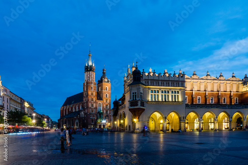 lonja de los Paños o Sukiennice edificio renacentista y basilica gotica de Santa Maria, Rynek Główny , plaza del mercado, Cracovia , voivodato de Pequeña Polonia,Polonia, eastern europe