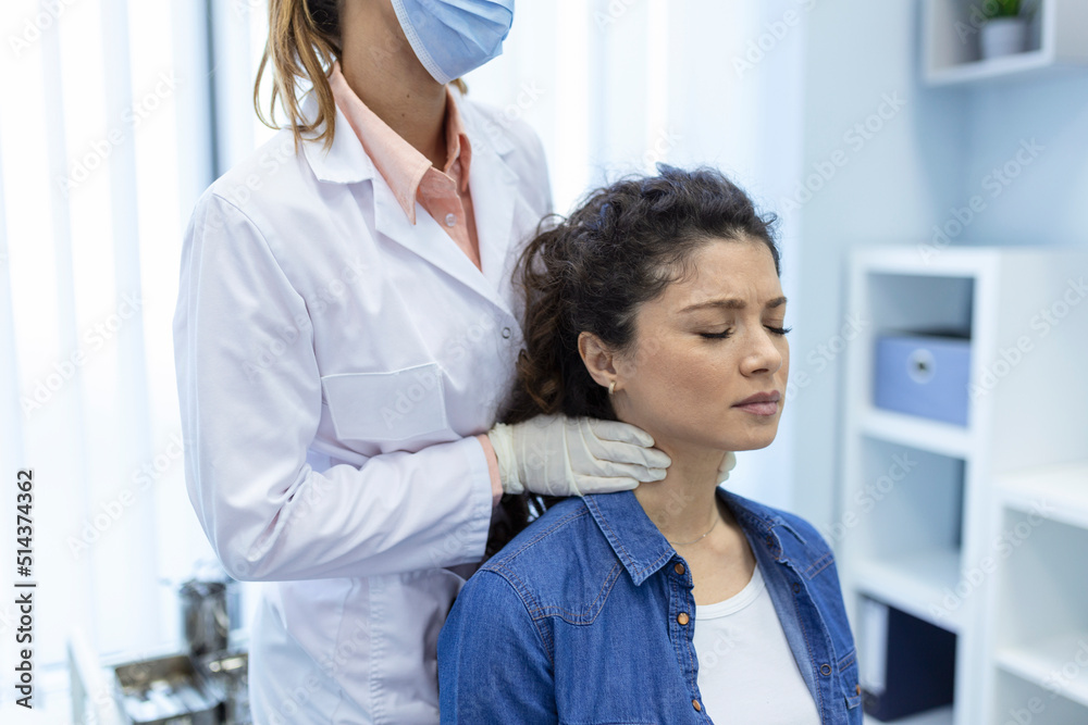 Obraz premium Endocrinologist examining throat of young woman in clinic. Women with thyroid gland test . Endocrinology, hormones and treatment. Inflammation of the sore throat