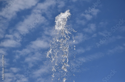 Wasserspritzer vor blauem Himmel