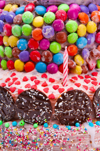 Selbstgemachte Geburtstagstorte Nahaufnahme