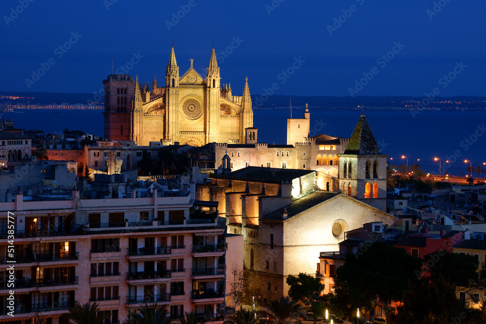 Catedral de Palma (La Seu)(s.XIV-XVI) y iglesia de La Santa Creu (s.XIV). Barrio marinero del Puig de Sant Pere y catedral de Mallorca.Palma.Mallorca.Baleares.España.