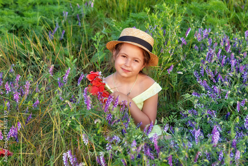 Obraz na płótnie Portrait of a beautiful little girl in the field. w salonie