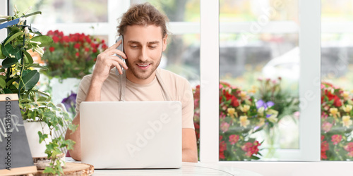 Male florist taking order b...