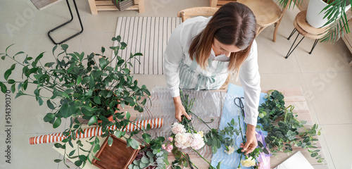 Female florist making beaut...