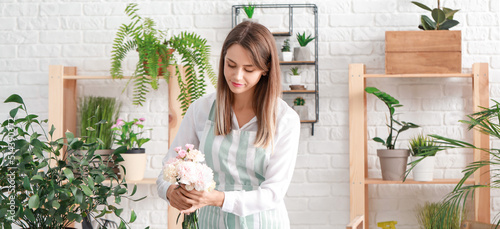 Female florist making beaut...