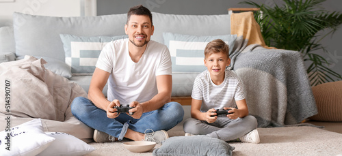 Father and his little son p...