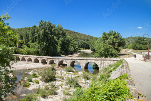 Pont de pierre près du village de Montclus dans le Gard