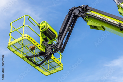 the automatic retractable boom of the construction machine