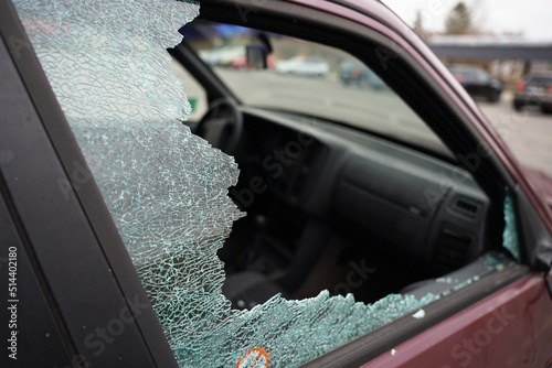 Obraz na płótnie Broken side window in car by burglar to get valuables, robbery or driving accident concept w salonie